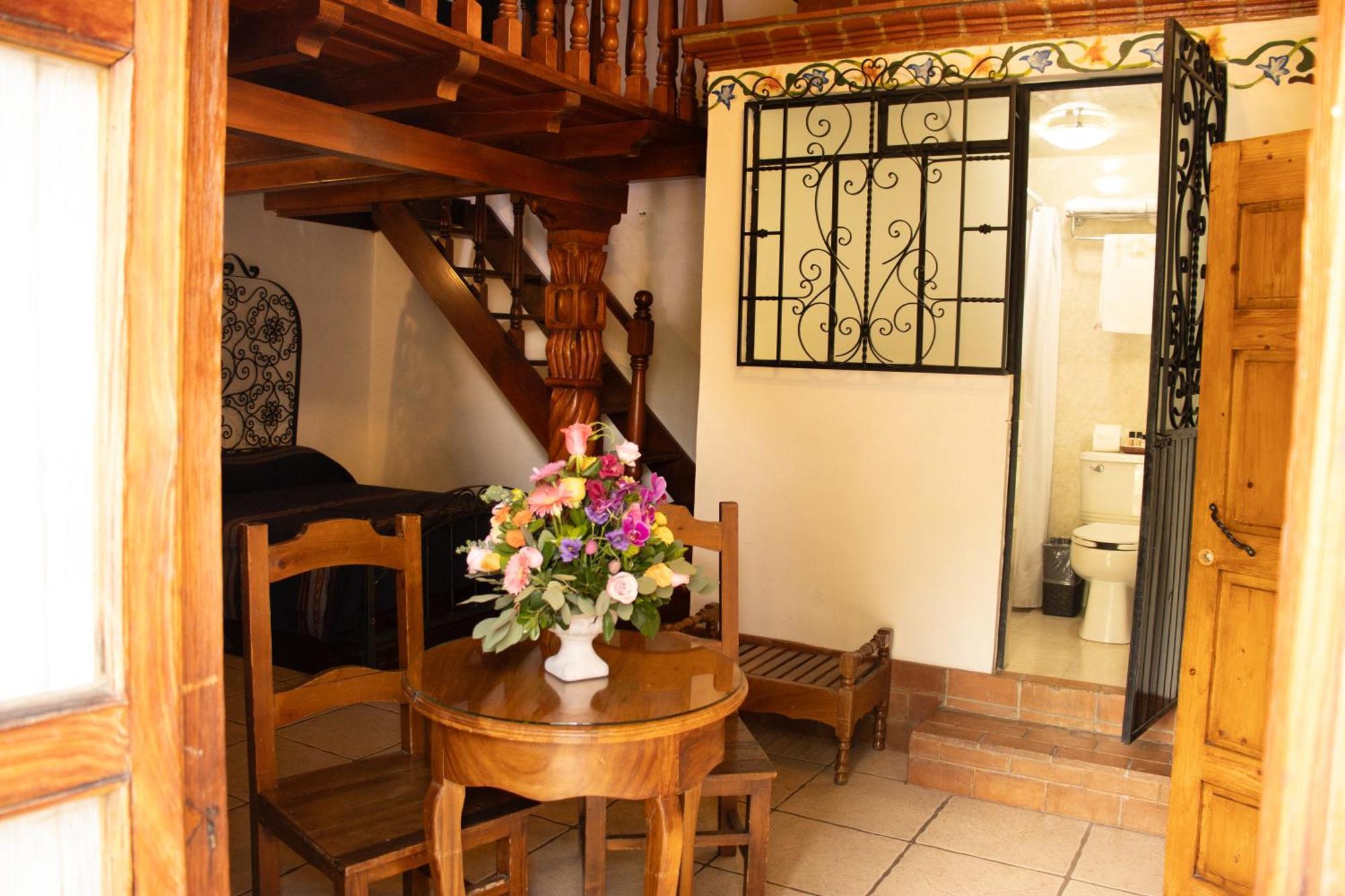 Hotel Los Escudos 파츠쿠아로 외부 사진