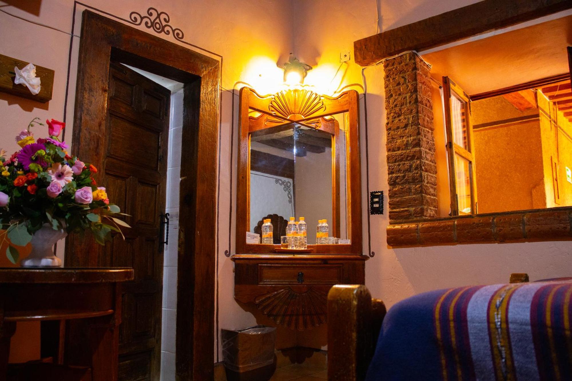 Hotel Los Escudos 파츠쿠아로 외부 사진