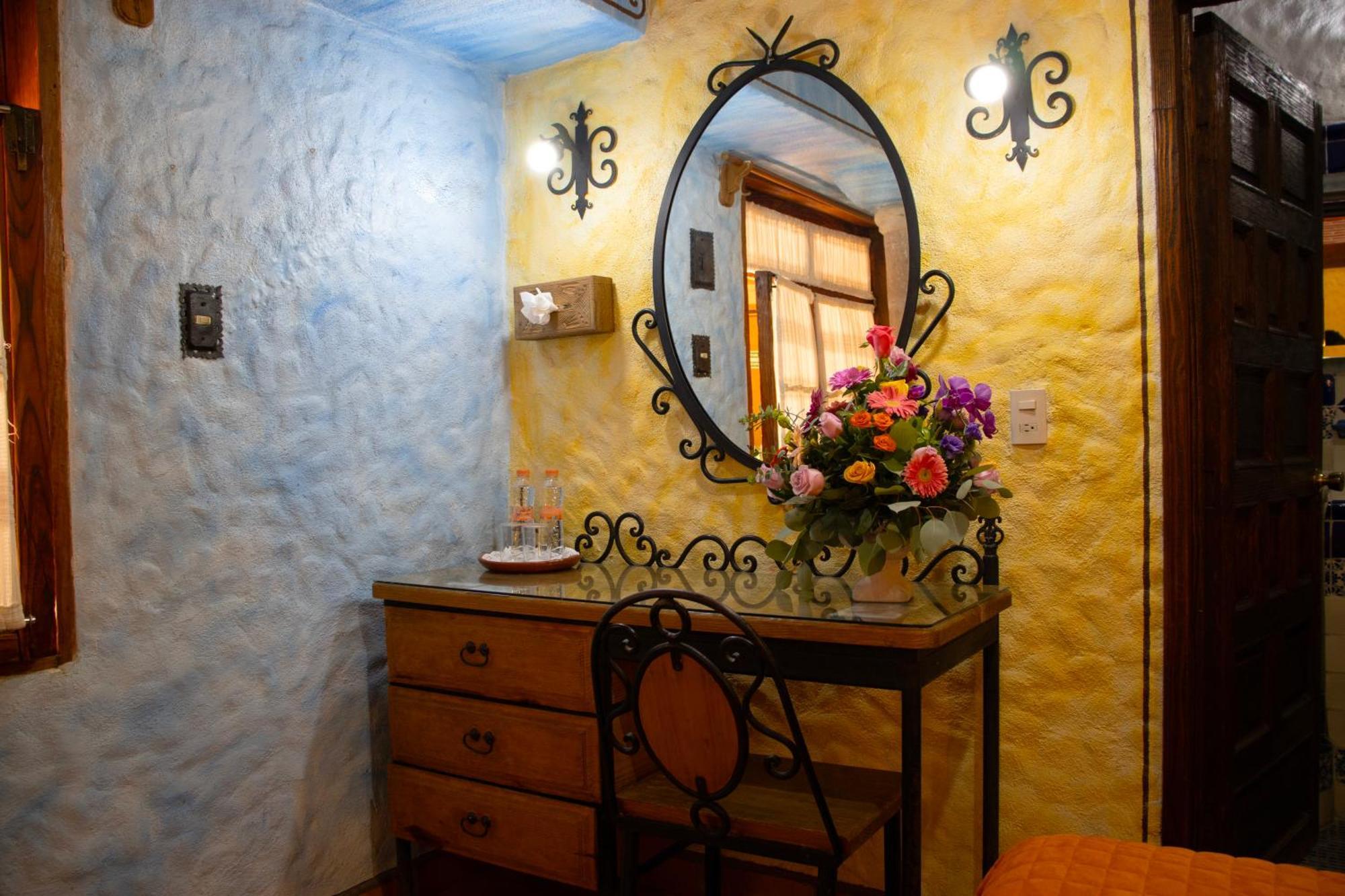 Hotel Los Escudos 파츠쿠아로 외부 사진