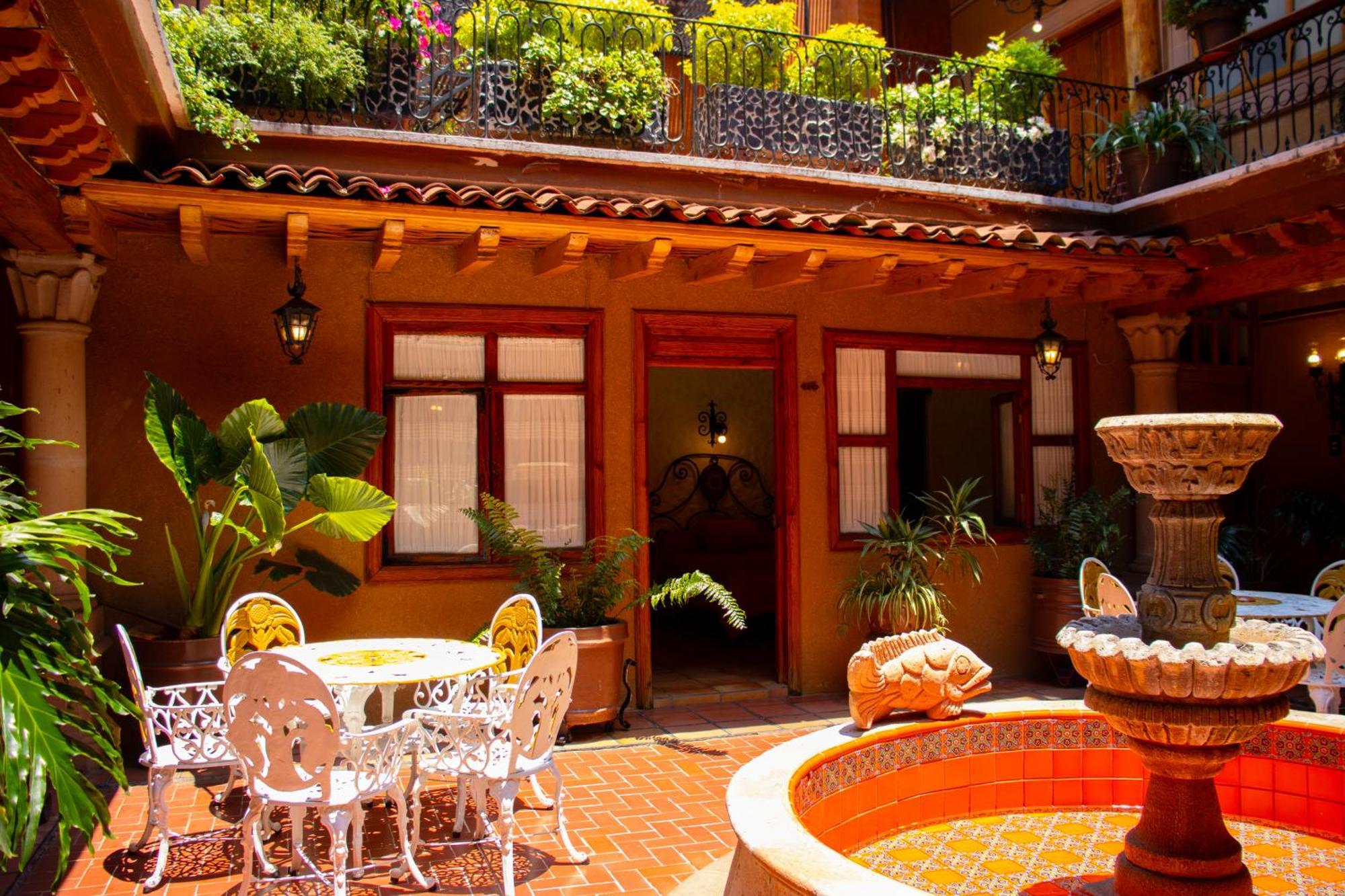 Hotel Los Escudos 파츠쿠아로 외부 사진