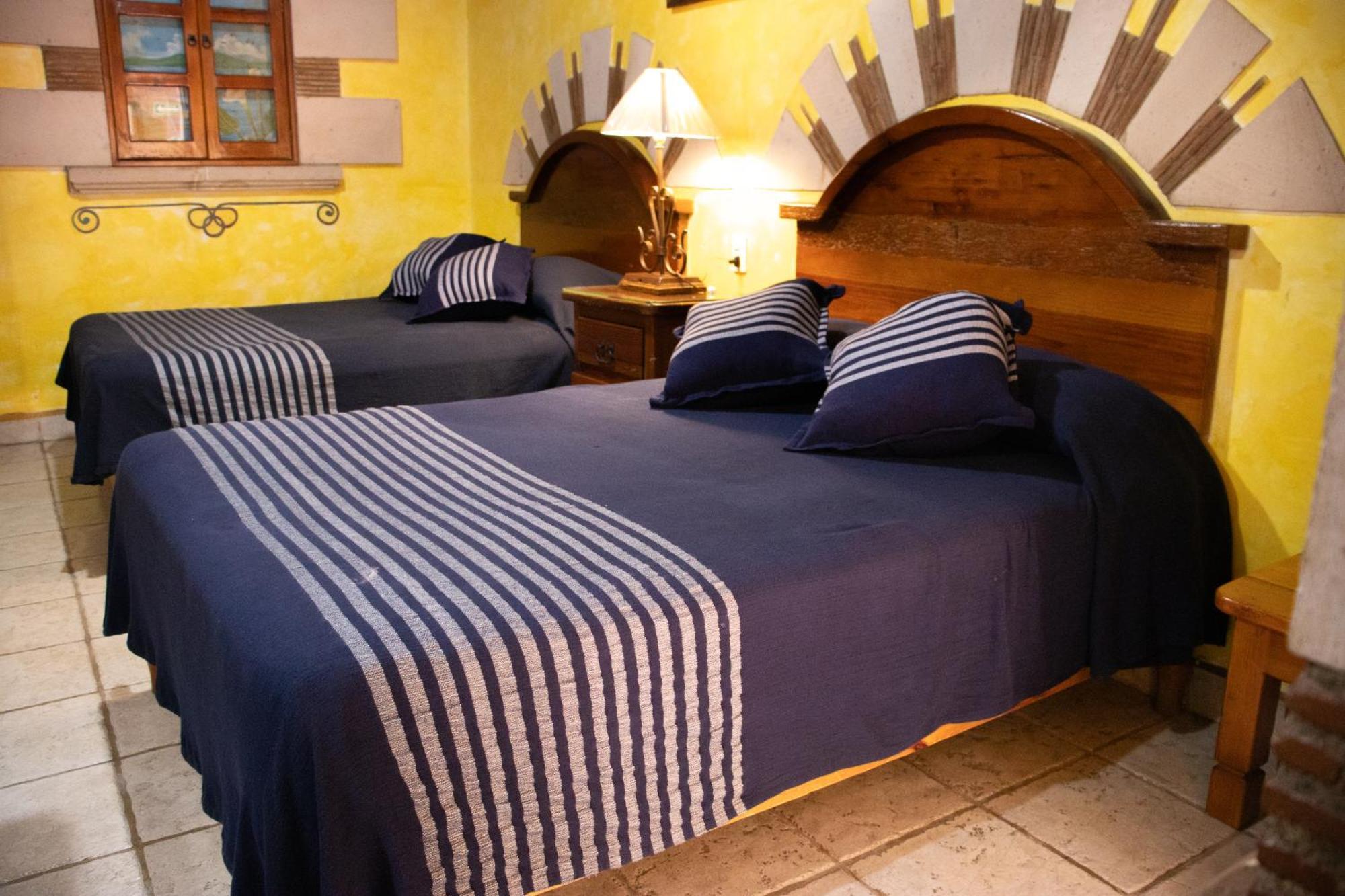 Hotel Los Escudos 파츠쿠아로 외부 사진