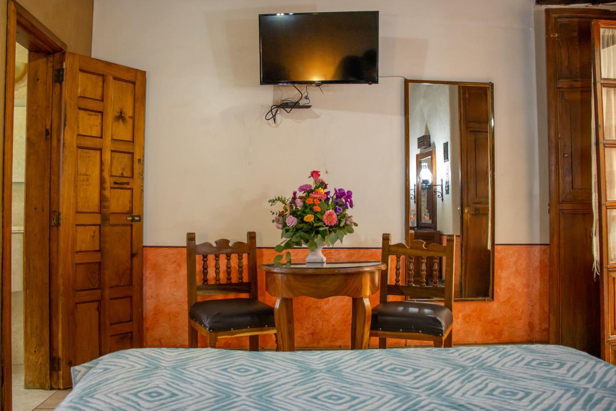 Hotel Los Escudos 파츠쿠아로 외부 사진