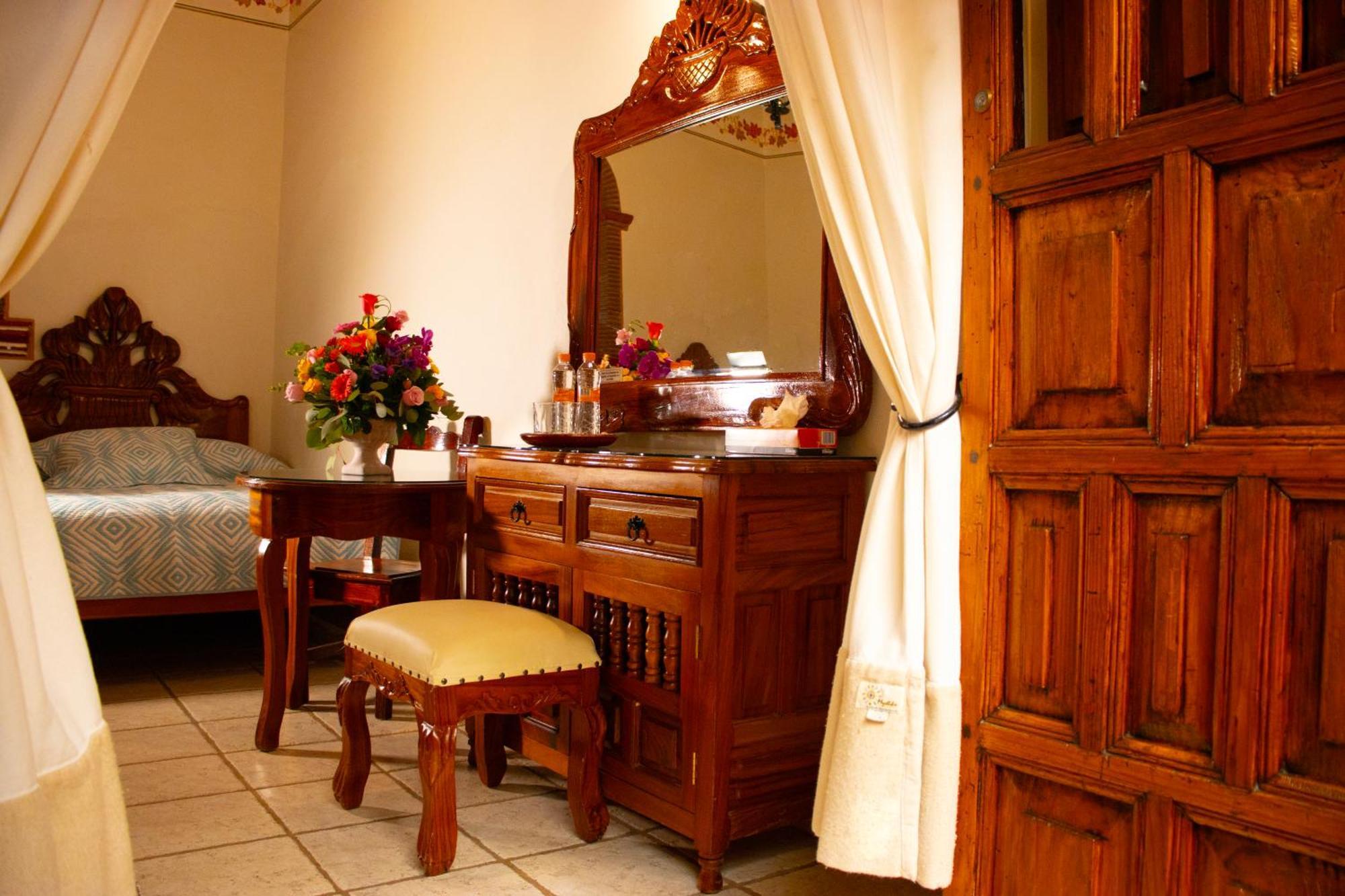 Hotel Los Escudos 파츠쿠아로 외부 사진