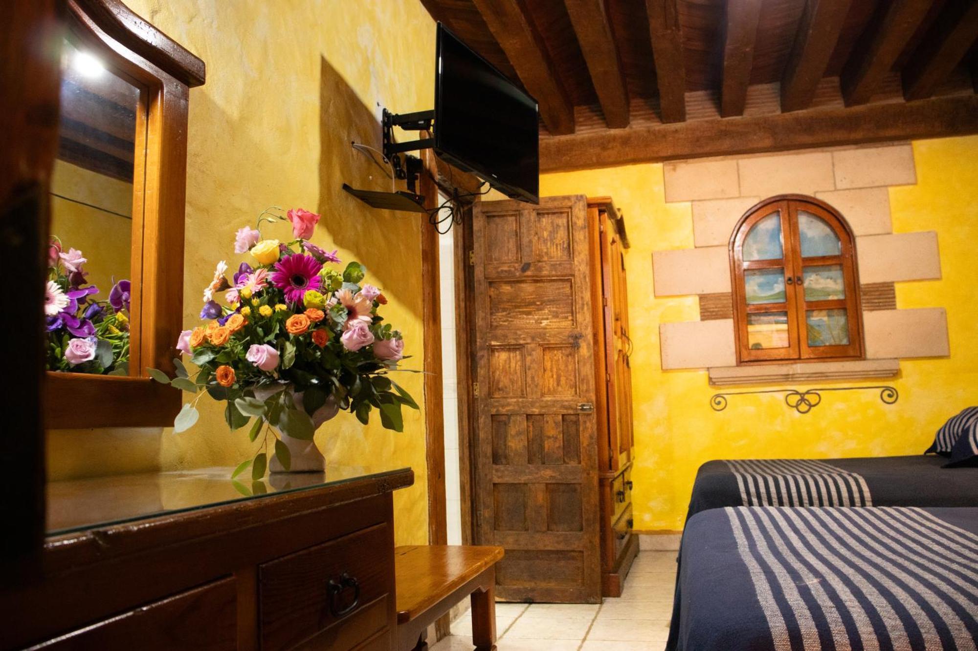 Hotel Los Escudos 파츠쿠아로 외부 사진