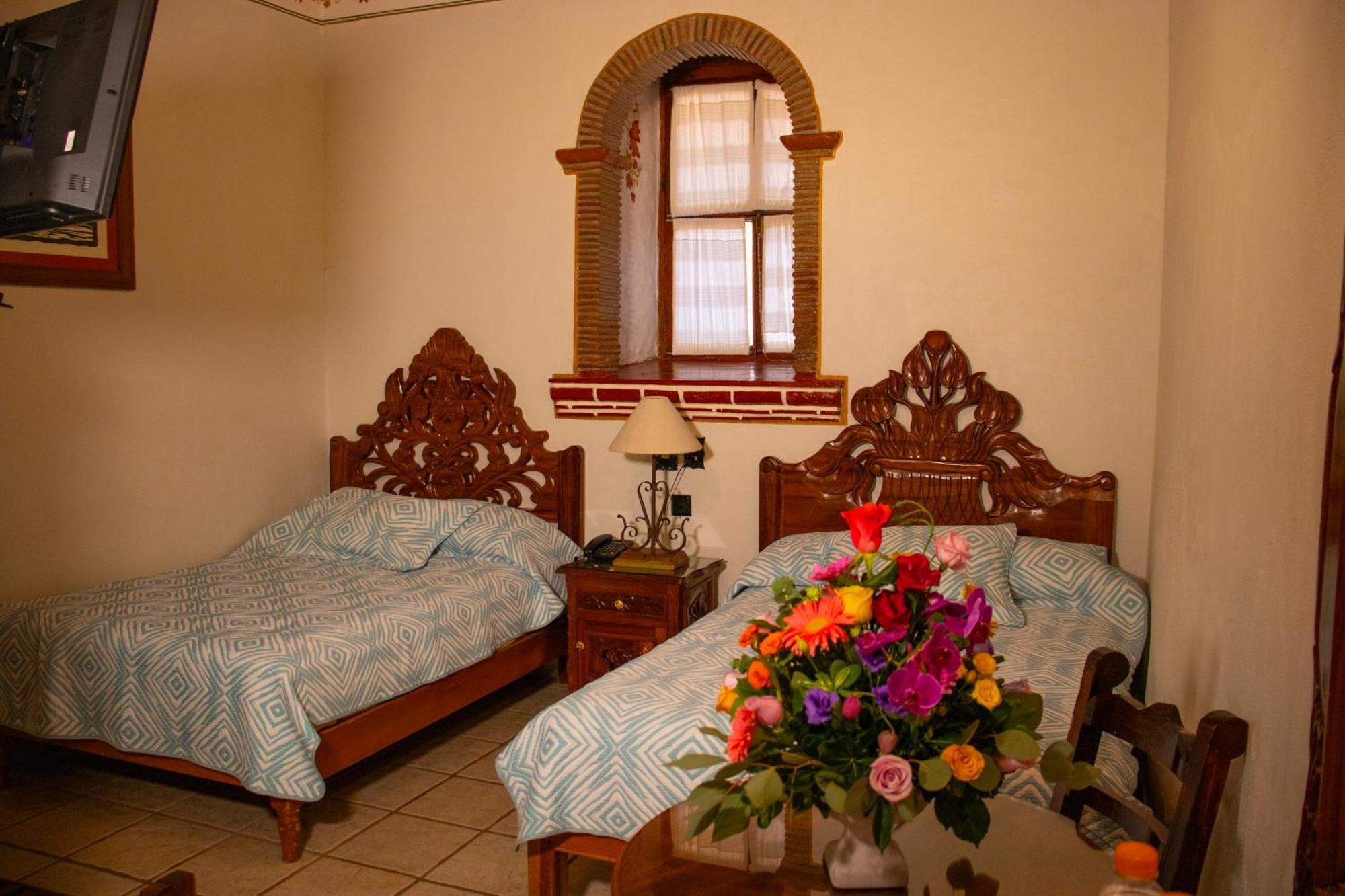Hotel Los Escudos 파츠쿠아로 외부 사진