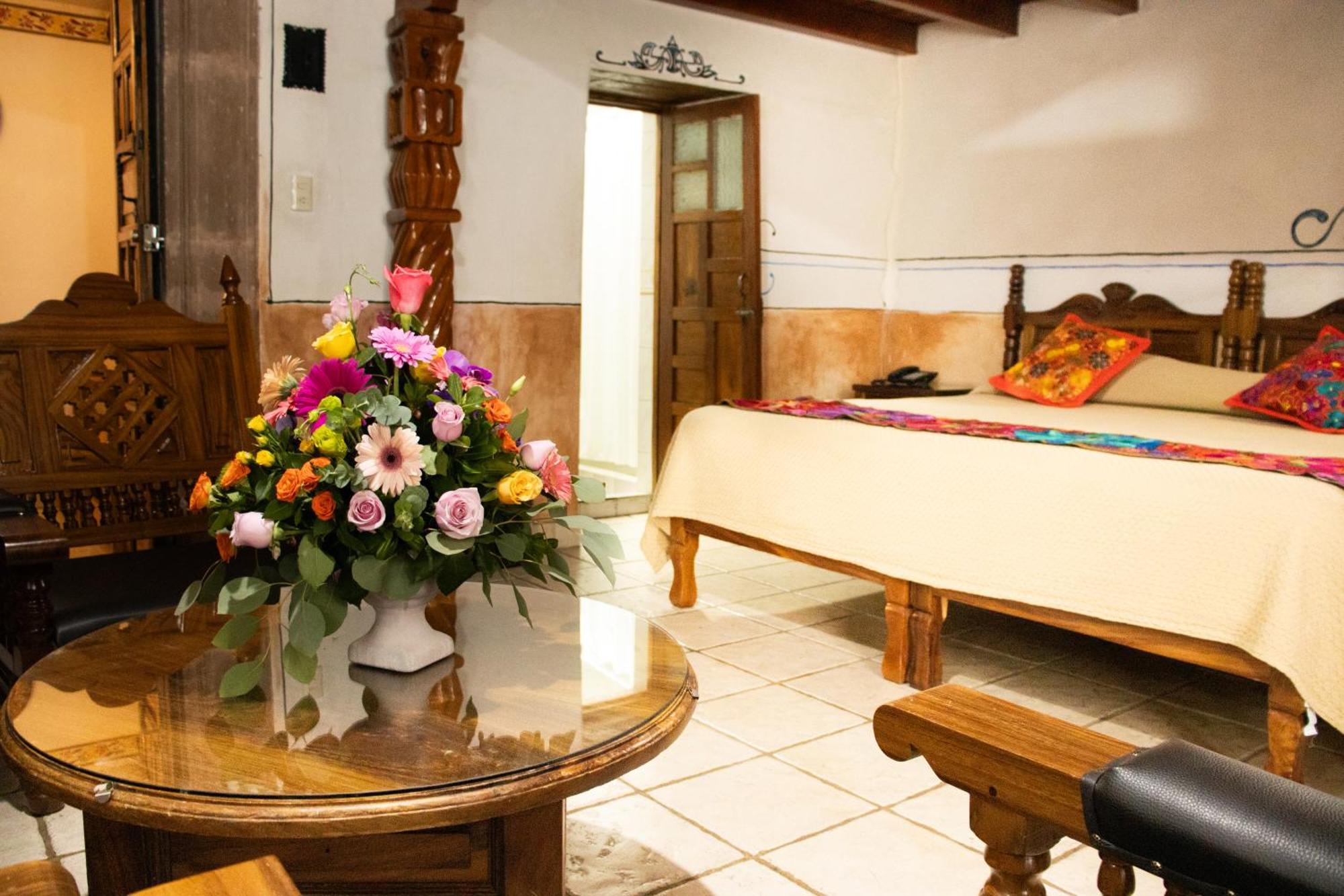 Hotel Los Escudos 파츠쿠아로 외부 사진