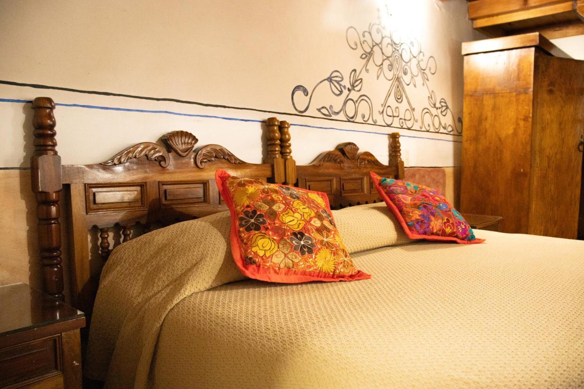 Hotel Los Escudos 파츠쿠아로 외부 사진