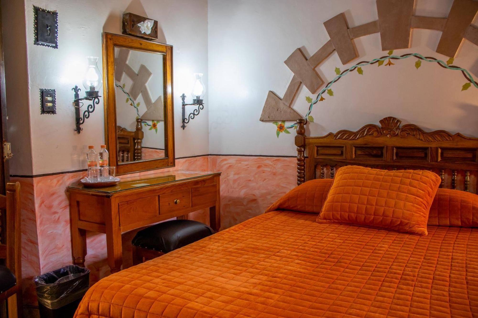 Hotel Los Escudos 파츠쿠아로 외부 사진