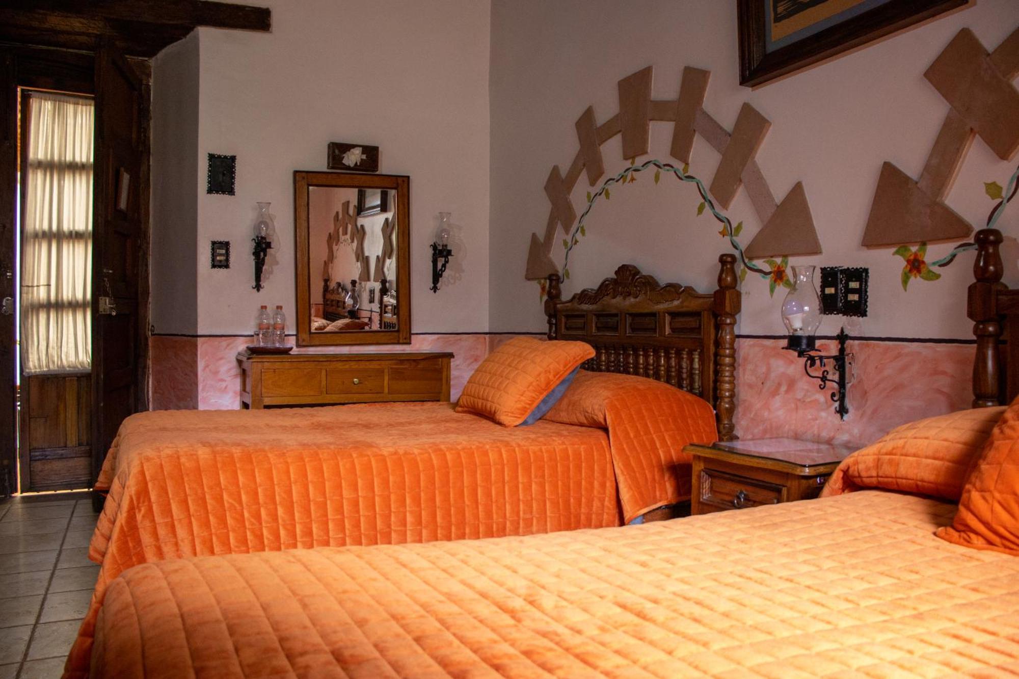 Hotel Los Escudos 파츠쿠아로 외부 사진