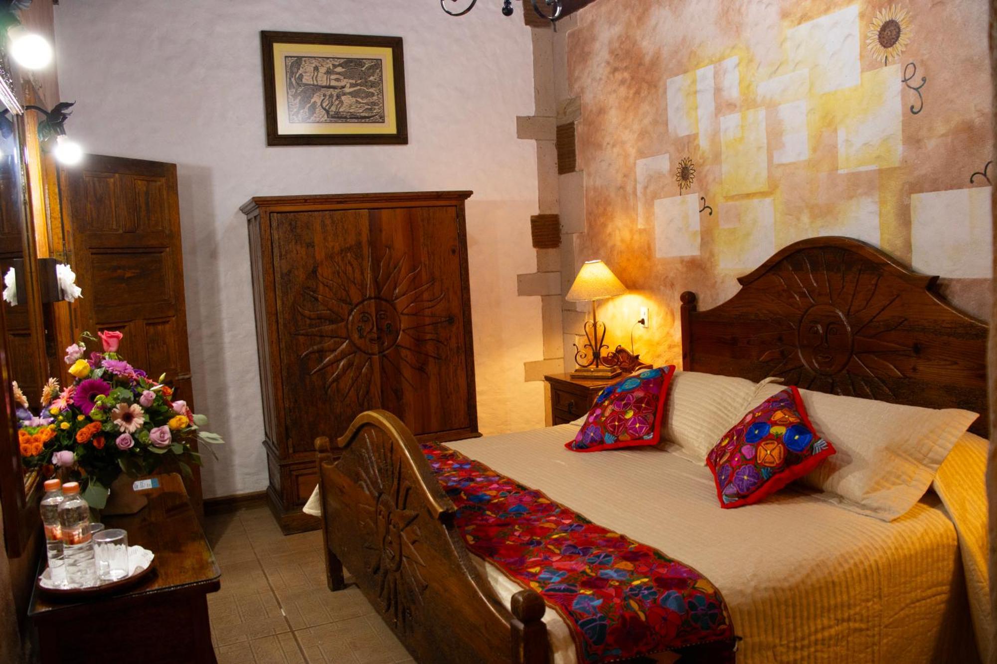 Hotel Los Escudos 파츠쿠아로 외부 사진