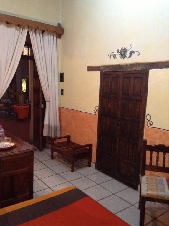 Hotel Los Escudos 파츠쿠아로 외부 사진