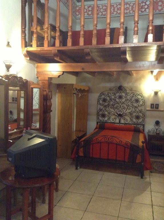 Hotel Los Escudos 파츠쿠아로 외부 사진