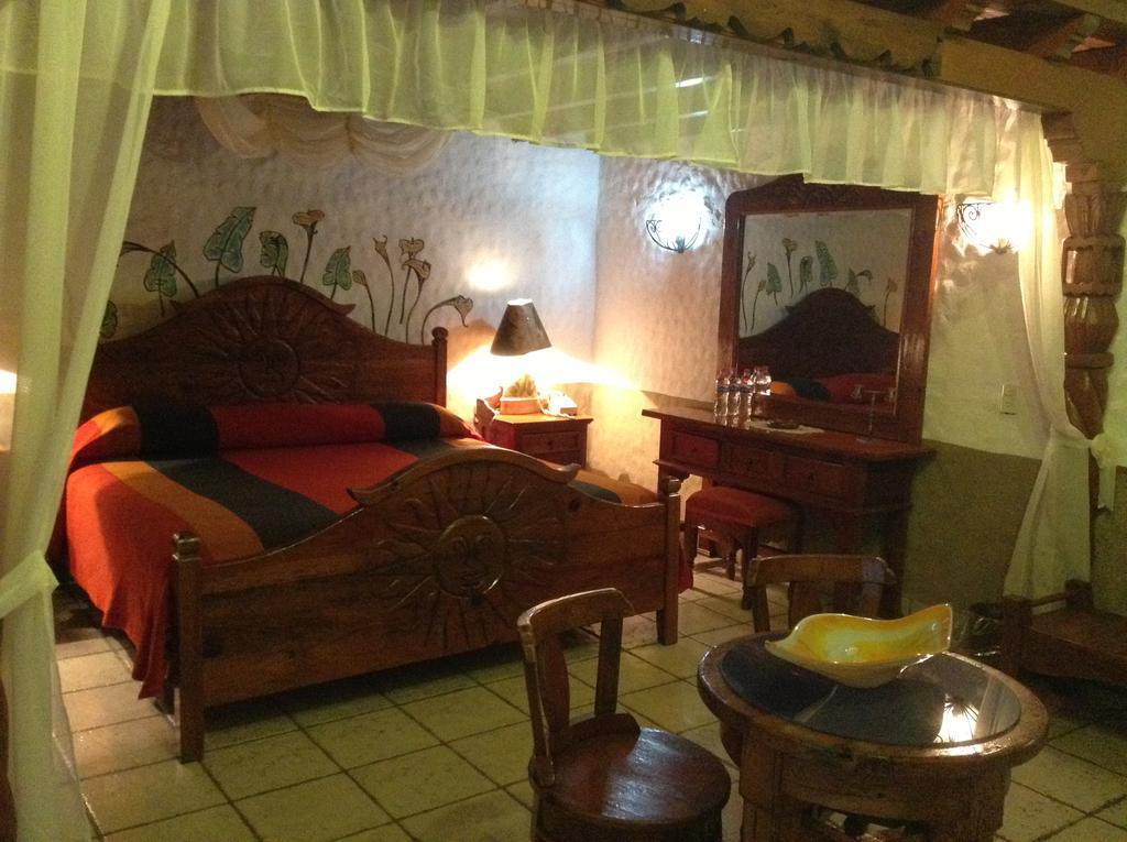 Hotel Los Escudos 파츠쿠아로 외부 사진